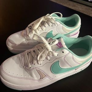 Women's Nike Gamma force Sneakers wht/grn/purple